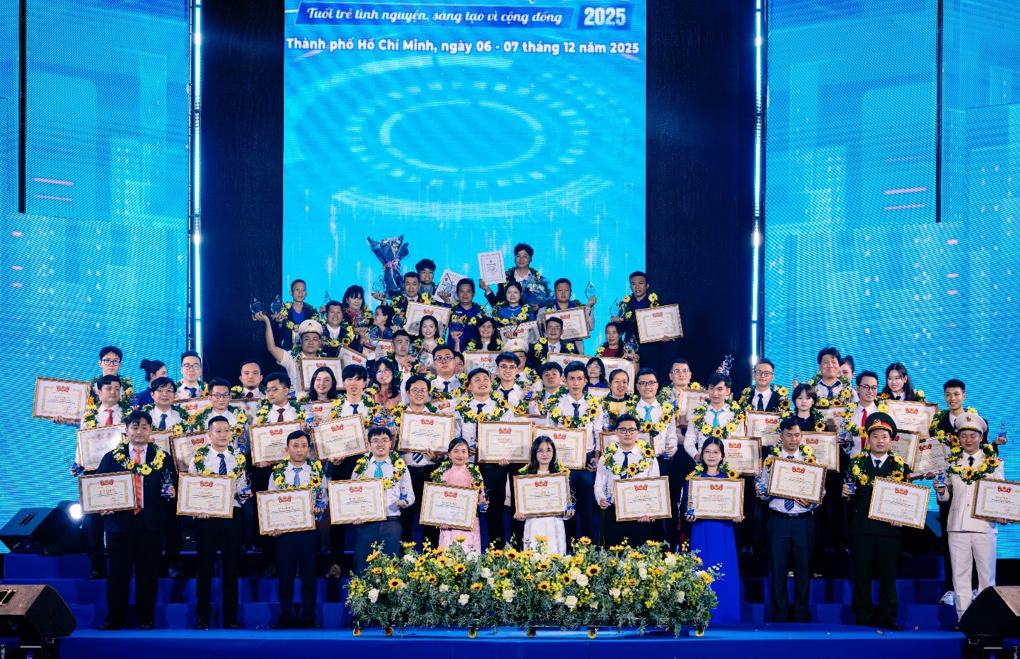 Các cá nhân, tập thể nhận Giải thưởng “Tuổi trẻ sáng tạo” toàn quốc.